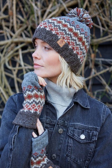 Pachamama Elgin Bobble Beanie Grey